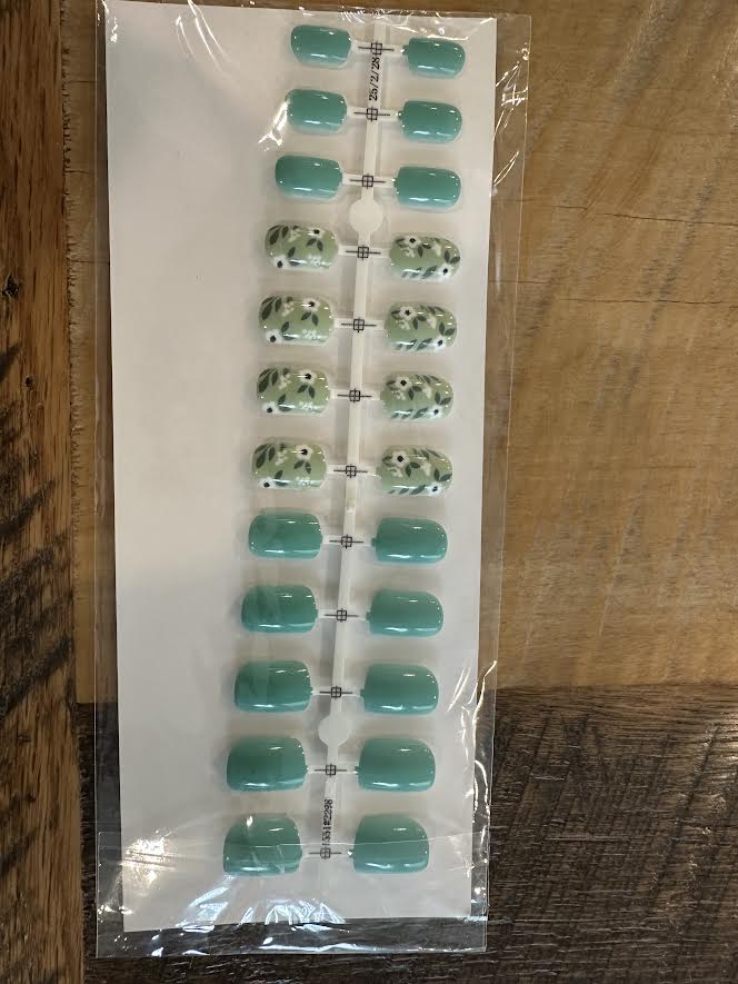 MINT AND FLORAL FAKE NAILS