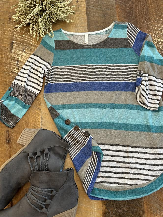 3/4 Sleeve Top with button detail blue/teal/gray